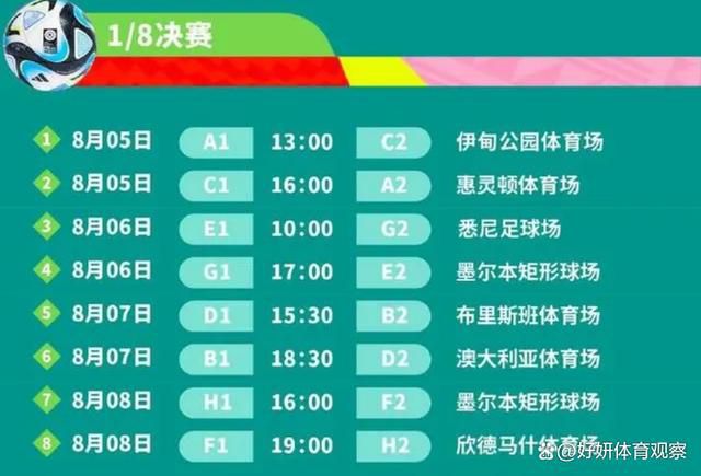 柏林由两位天使守护着，一个是对人世疾苦隔岸观火的卡西尔，另外一个是经常感怀于人类疾苦的丹密尔（布鲁诺•甘茨 Bruno Ganz 饰）。二人穿戴广大的天使袍，在城市遍地浪荡，聆听人们的祷告，默默不雅察人们的心里世界。马戏团玛瑞安（苏韦戈•多马丁Solveig Dommartin 饰）的苦衷引来了丹密尔的同情，由于马戏团经营不善，面对倒闭，玛瑞安满心懊恼。这个马戏团的天使演员令丹密尔动了凡心，他决议化作常人，寻求一段完竣豪情。